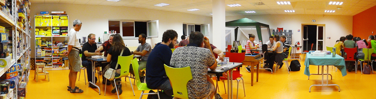 Salle des jeux de société lors d'une soirée jeux prototypes à la Maison des Jeux de Clermont-Ferrand